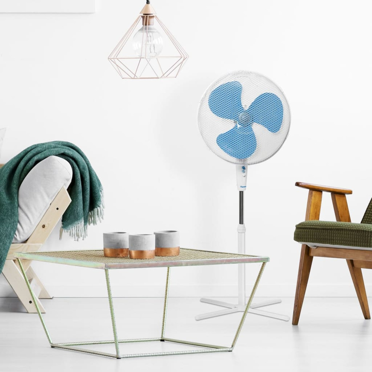 Ujęcie wnętrza: wentylator, meble i nowoczesny wystrój.