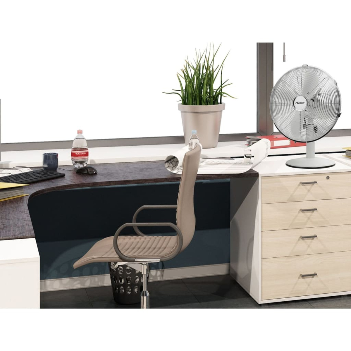 Scrivania. Ventilatore, pianta, bottiglia d'acqua e computer. Tonalità bianco e nero.