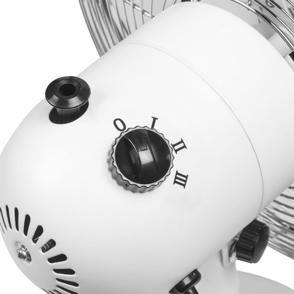Un ventilatore bianco con manopola di controllo della velocità e griglia cromata.