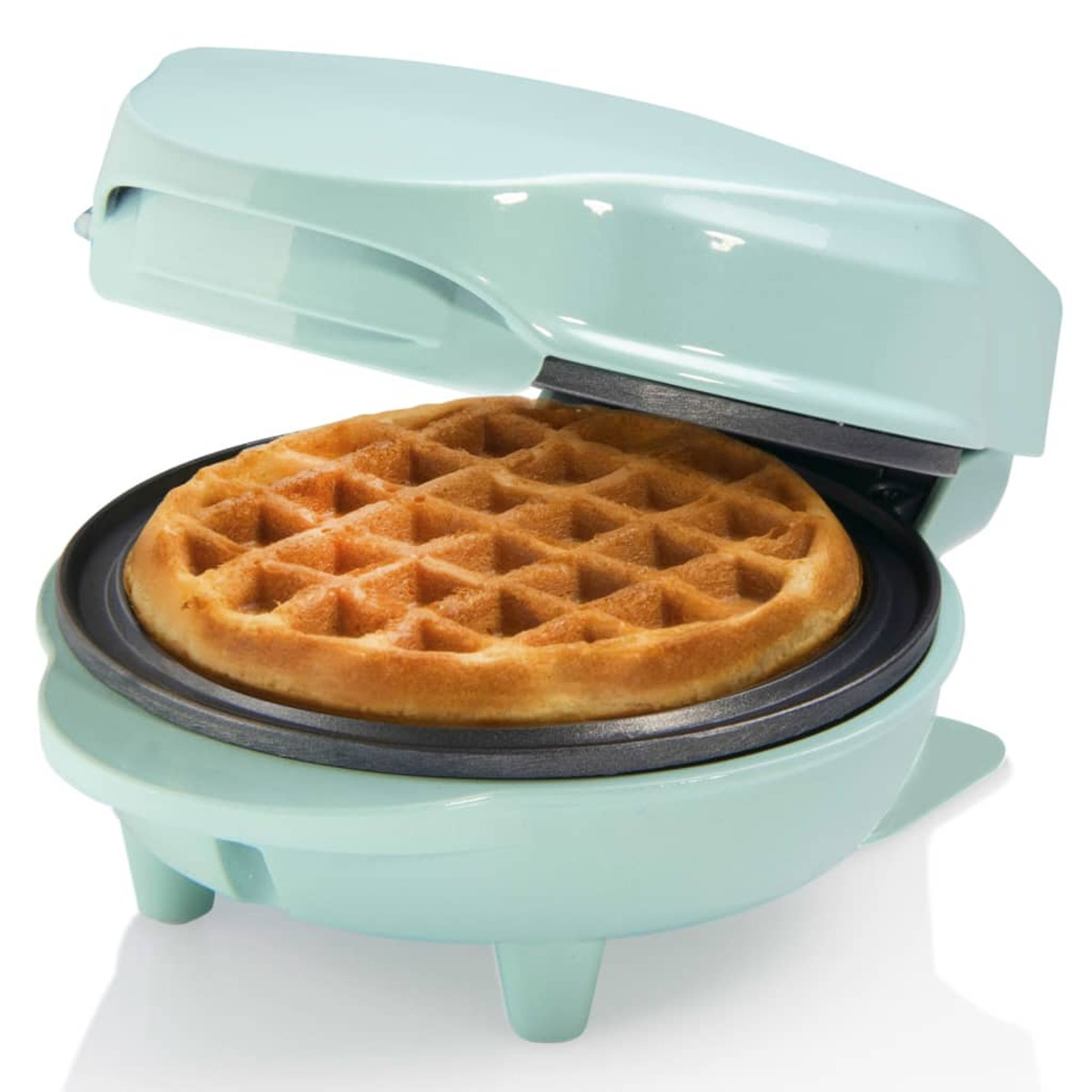 Ein türkisfarbener Waffeleisen, offen, mit einer goldbraunen Waffel darin, servierbereit.