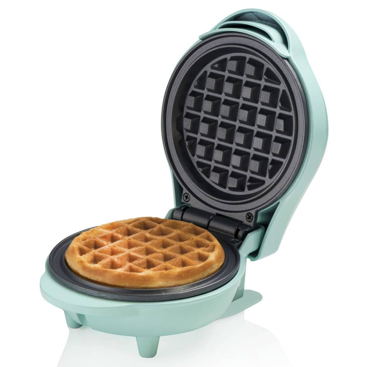 Ein türkisfarbener Waffeleisen mit offenem Deckel, das eine gekochte Waffel zeigt. Weißer Hintergrund.