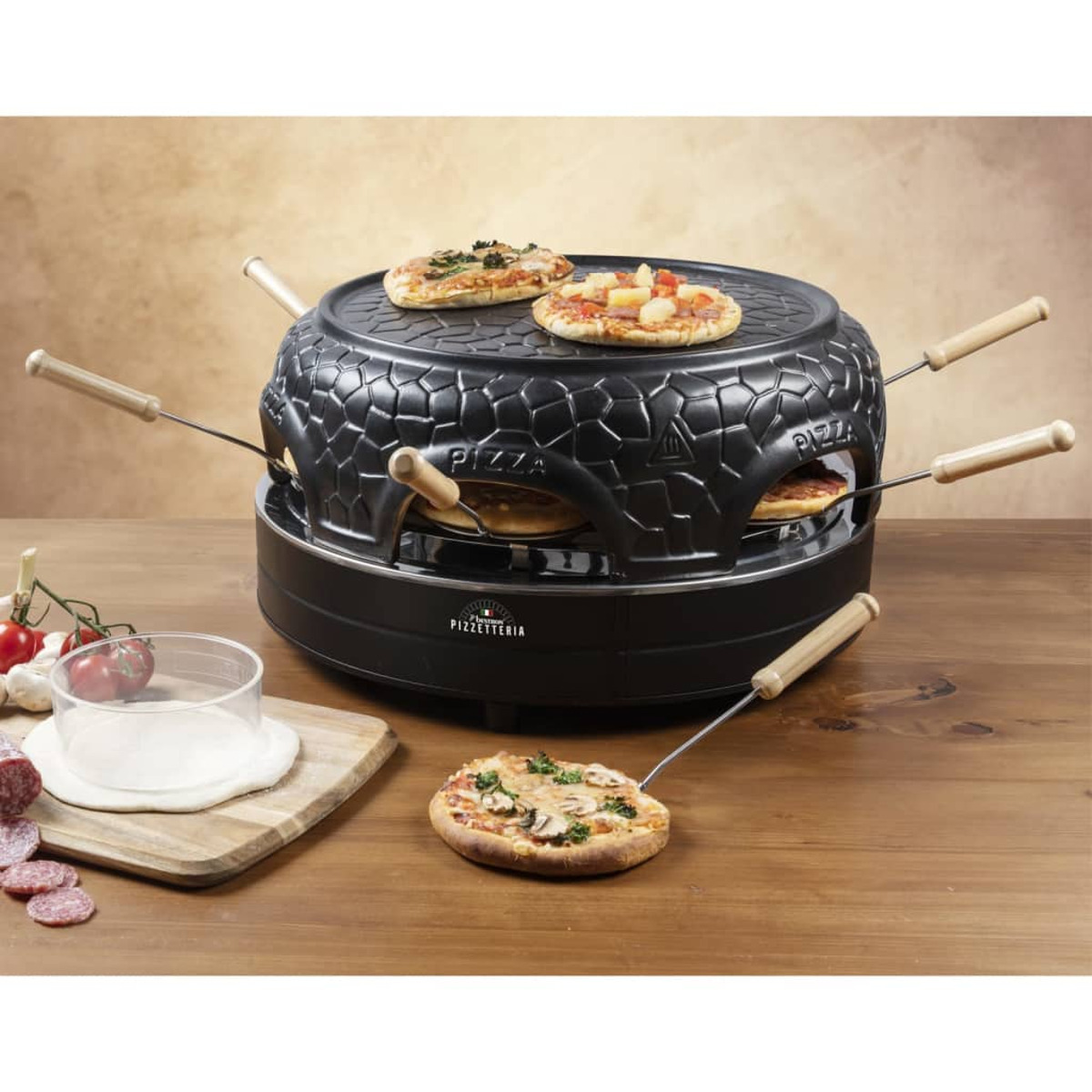 Forno per pizza con pizze e ingredienti su un tavolo di legno.