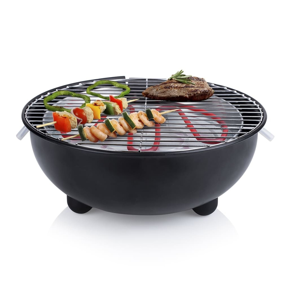Una piccola griglia elettrica nera con cibo sopra. Il cibo include spiedini e una bistecca.