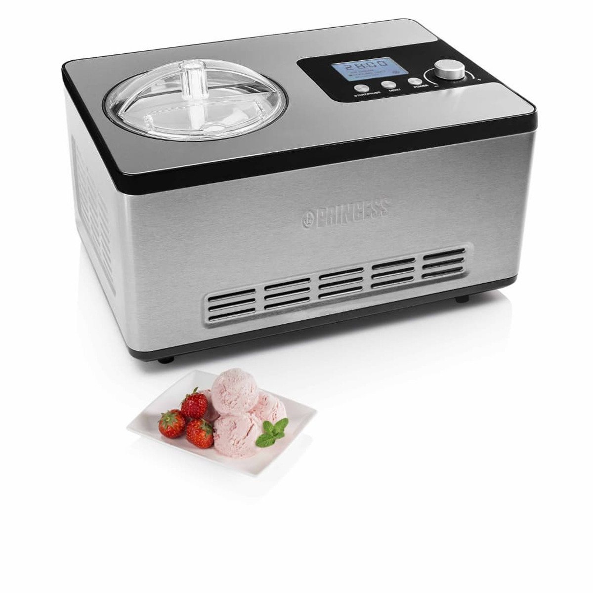 Sorbetière argentée avec des fraises et de la glace. Écran numérique et couvercle transparent visibles.