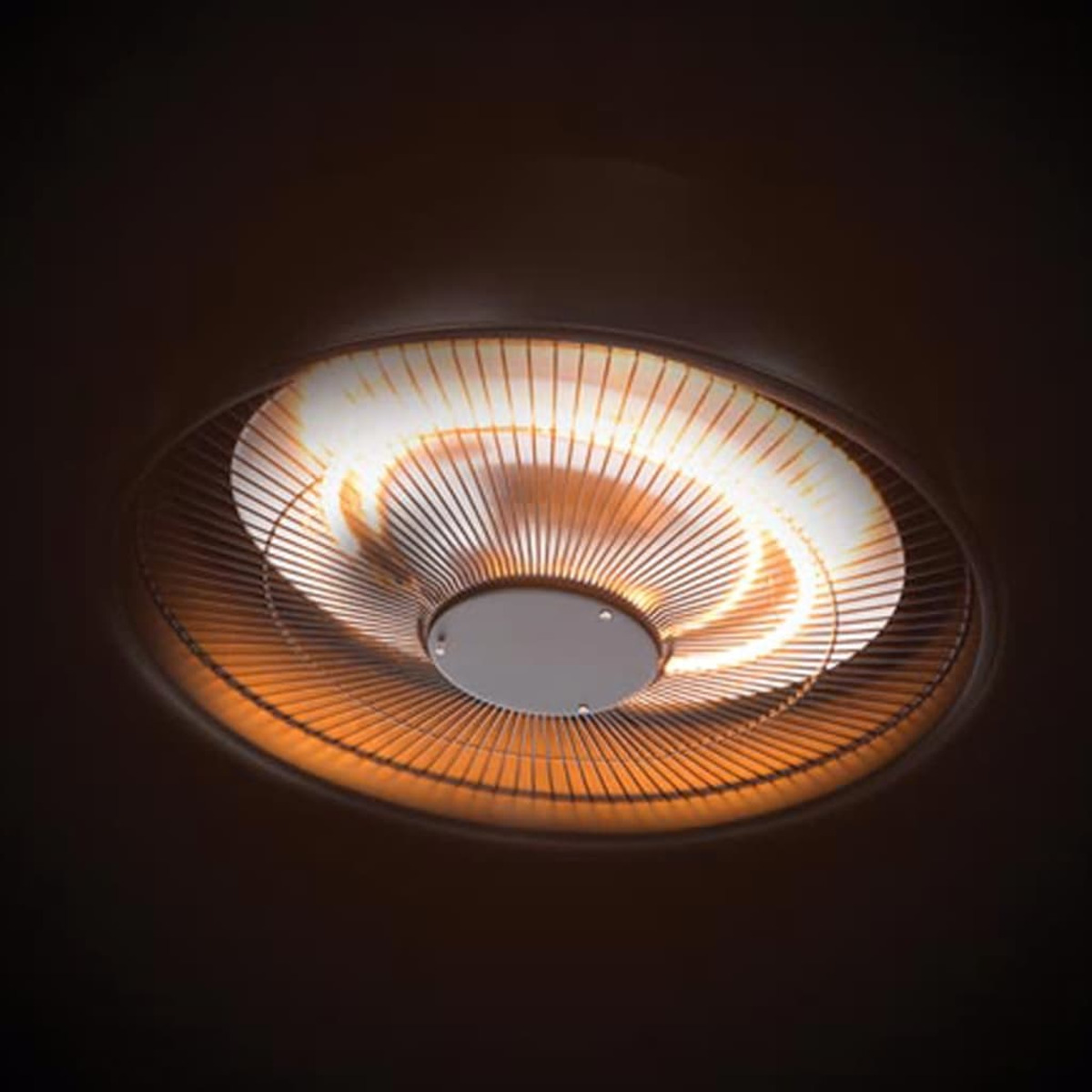 Ein kreisförmiger Heizkörper mit hellem Licht, von unten betrachtet.