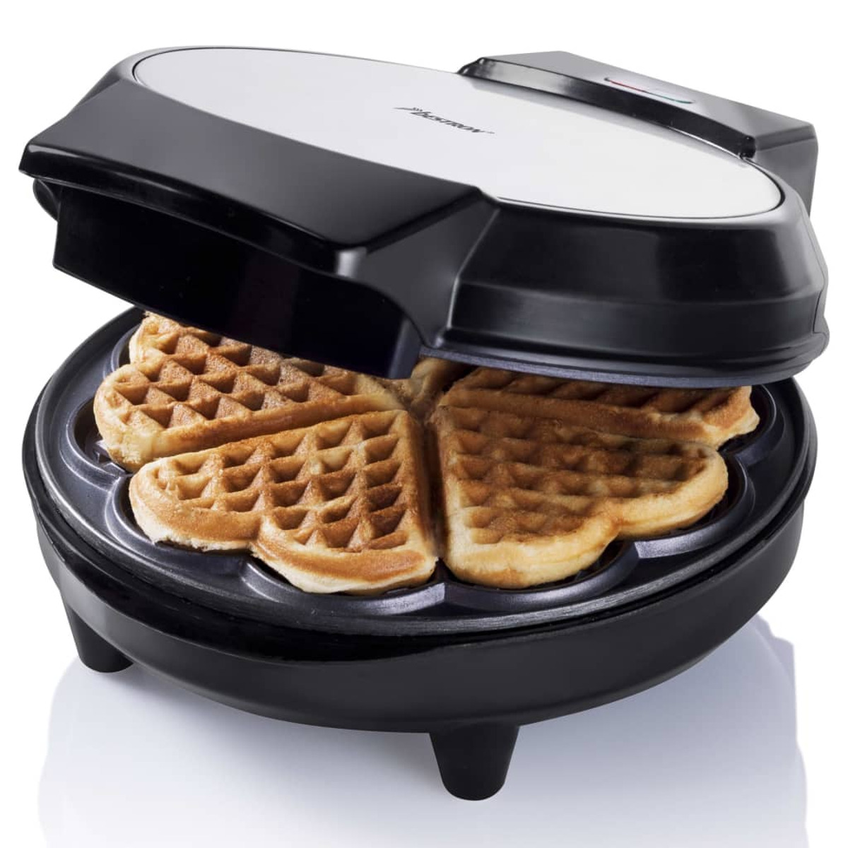 Czarny gofrownica z goframi w kształcie serca. Urządzenie jest otwarte i gotowe.