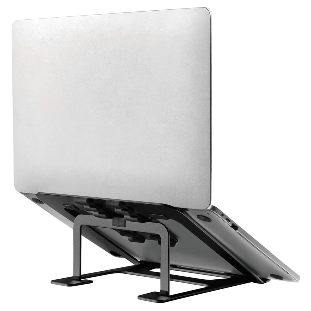 Laptop su supporto nero, vista posteriore. Sfondo bianco.