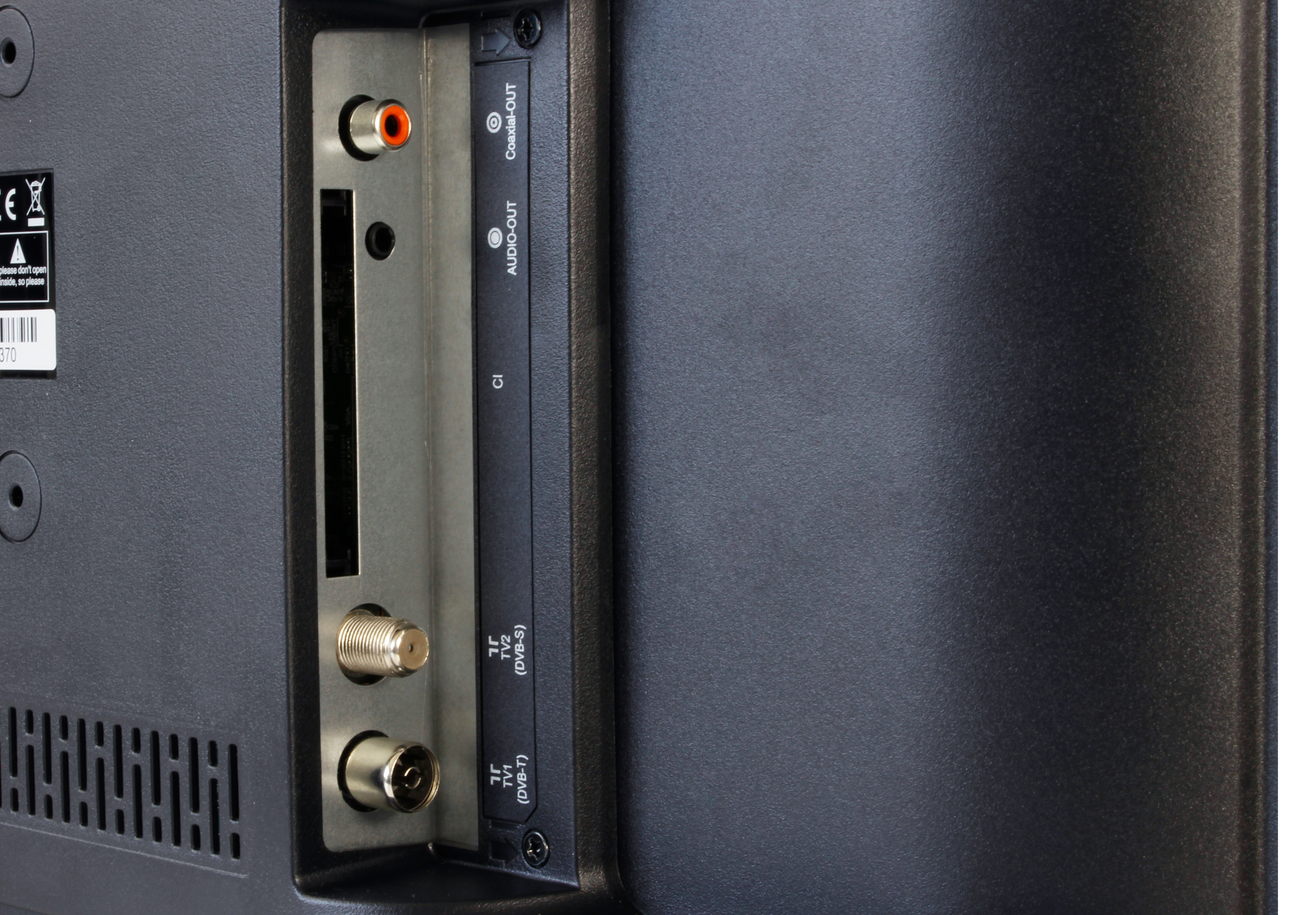 Panel tylny telewizora z portami. Czarny panel. Zbliżenie. Białe tło.