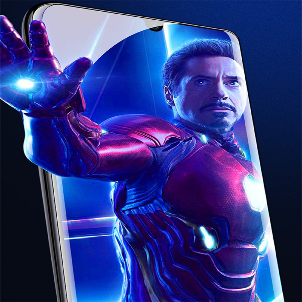 Iron Mans Gesicht auf einem Telefonbildschirm. Er trägt einen rot-violetten Anzug. Der Hintergrund ist blau.