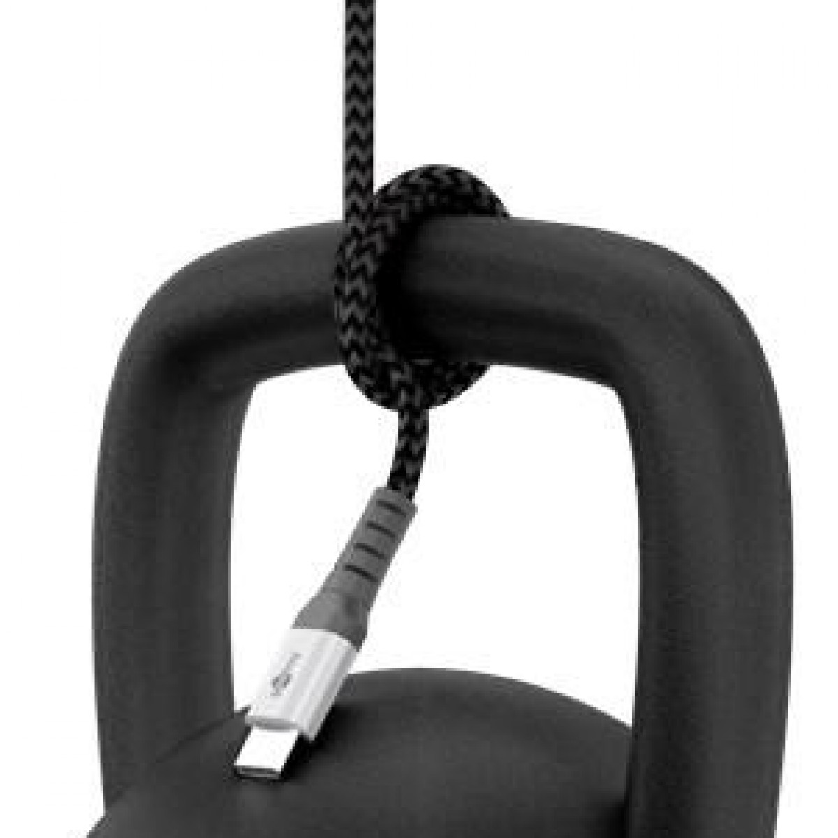 Ein USB-C-Kabel ist um eine schwarze Kettlebell gebunden, in einem Knoten, auf weißem Hintergrund.