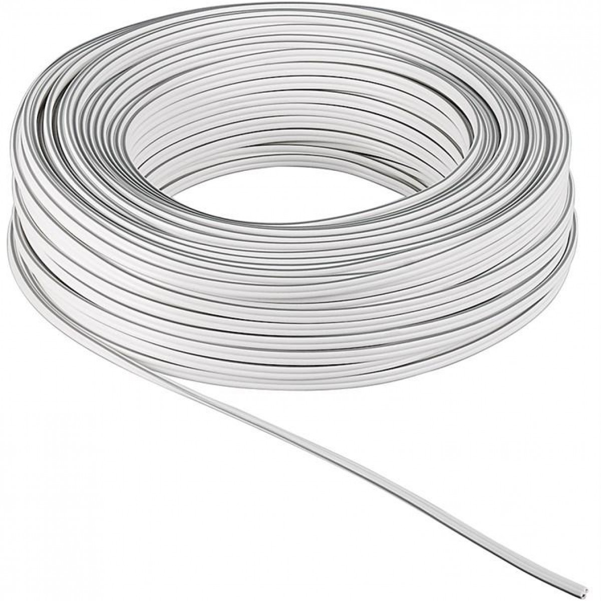 Eine aufgerollte Rolle aus silberfarbenem Metallkabel, glatt und glänzend, liegt auf weißem Grund.