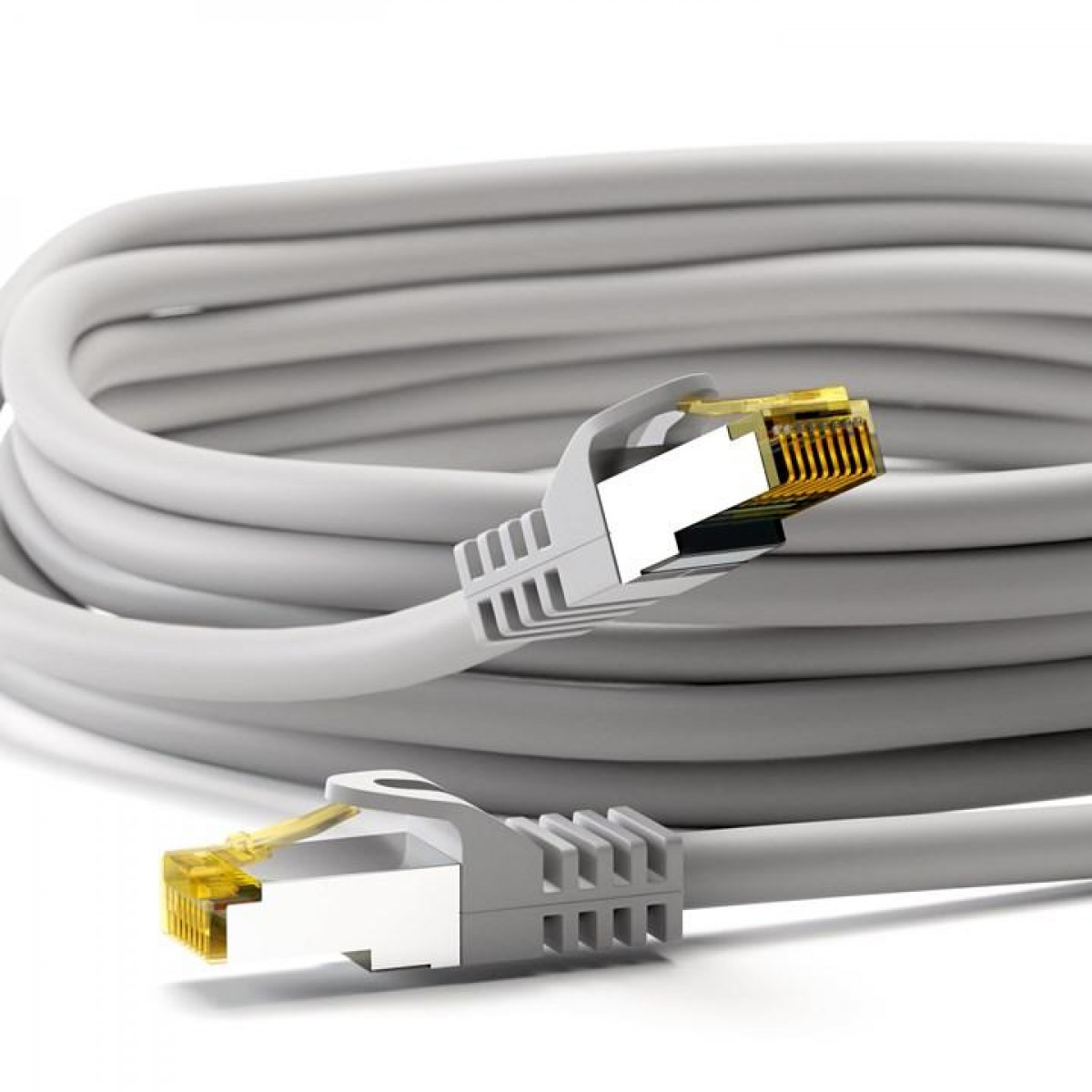 Zbliżenie zwiniętego szarego kabla Ethernet z dwoma złączami RJ45, widoczne złote styki. Białe tło.