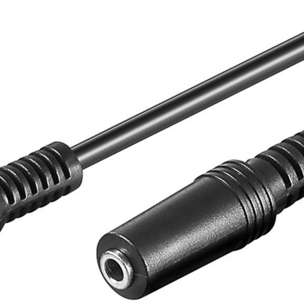 Nahaufnahme eines schwarzen Audio-Klinkenanschlusses mit einem schwarzen Kabel.
