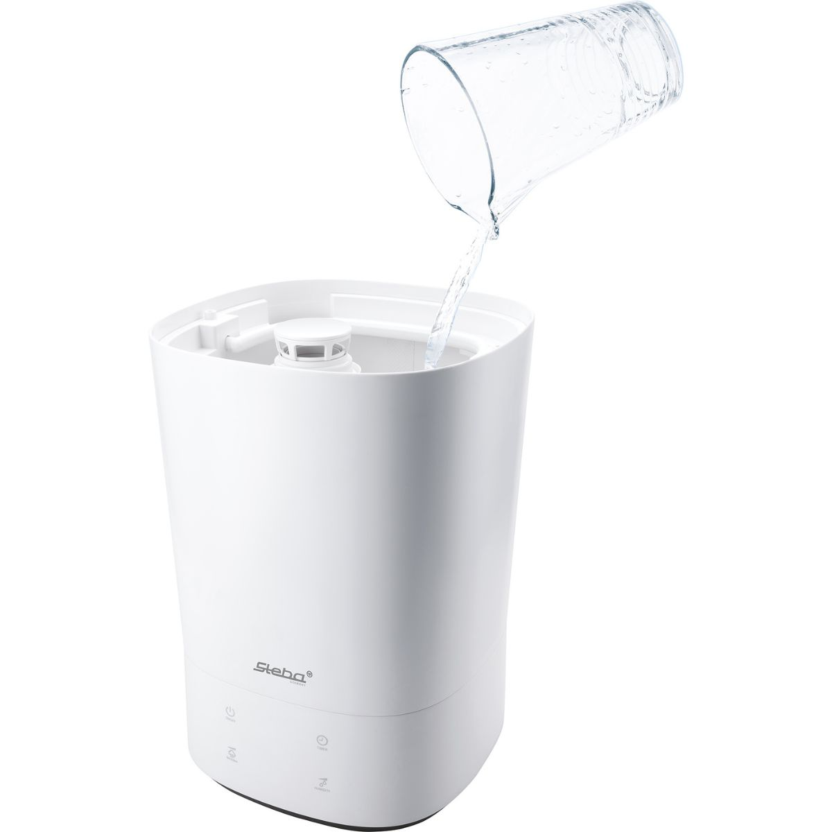 Un humidificador blanco se llena de agua de una jarra transparente.