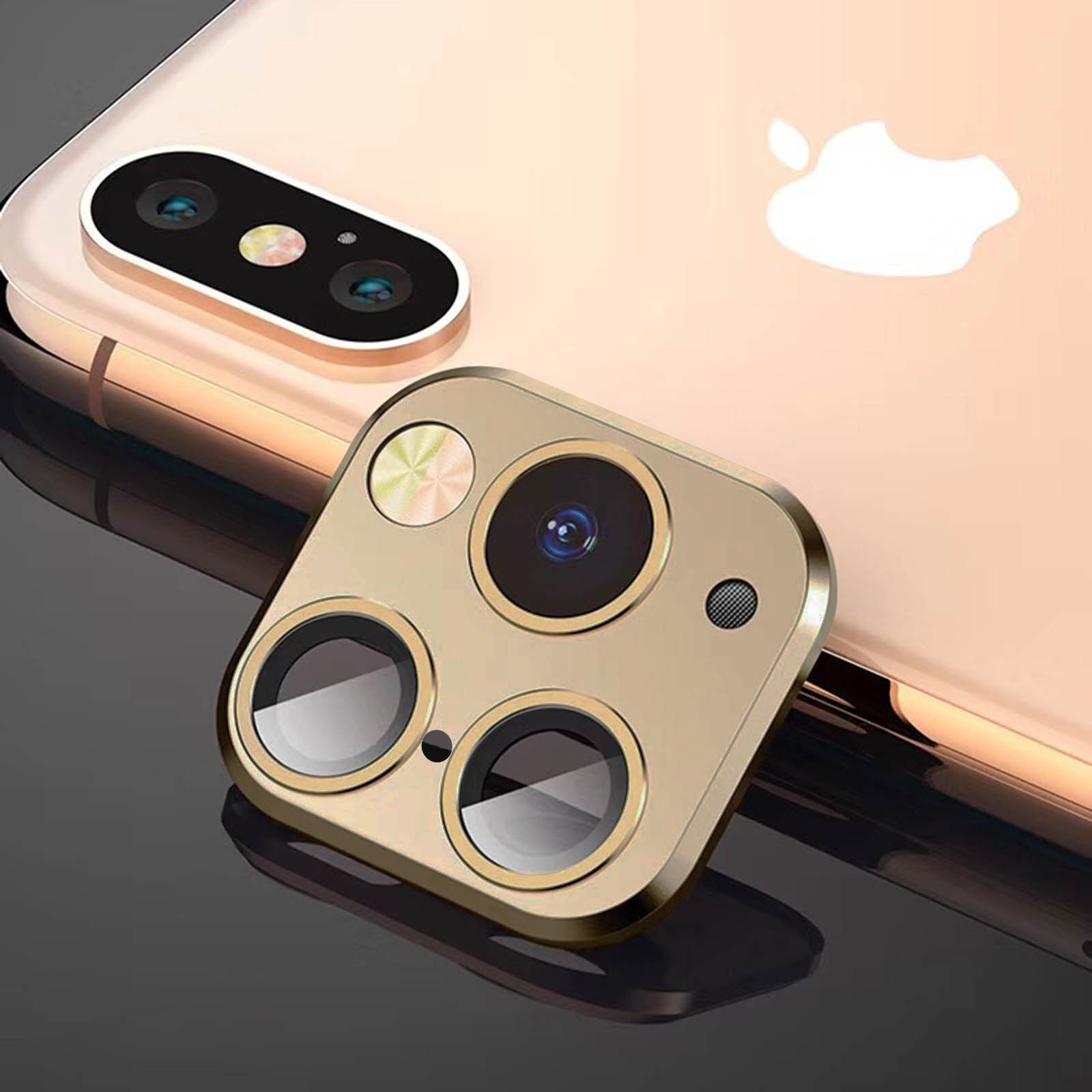 Un iPhone dorato con una protezione per l'obiettivo della fotocamera. La protezione ha più lenti. Lo sfondo è un gradiente oro-nero.