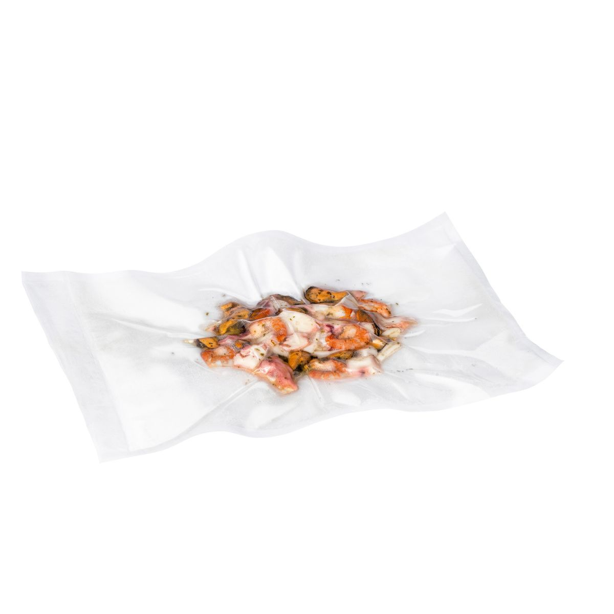 Meeresfrüchte-Mix in einem durchsichtigen Plastikbeutel, isoliert auf weißem Hintergrund.