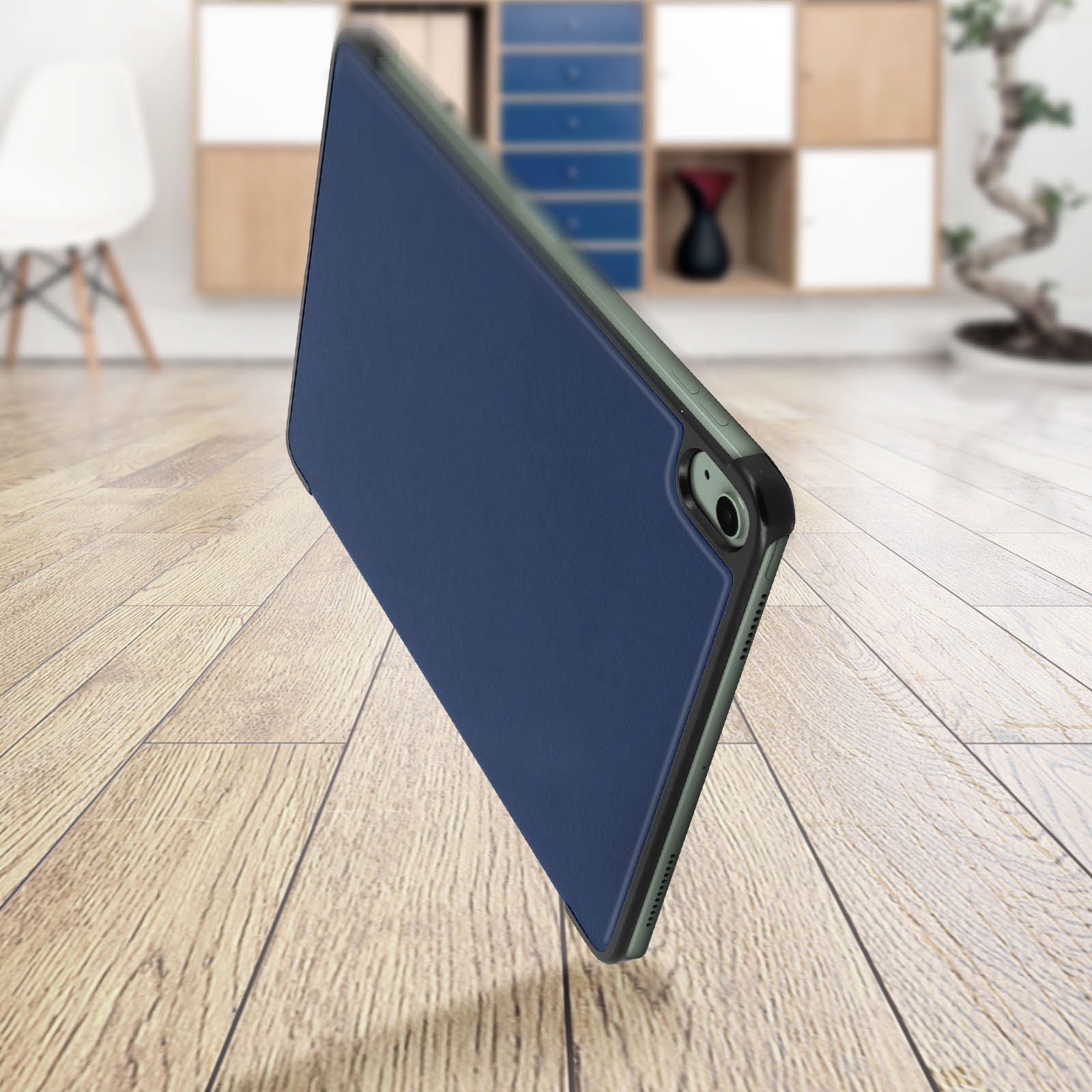 Custodia blu per iPad su pavimento in legno con sfondo sfocato.