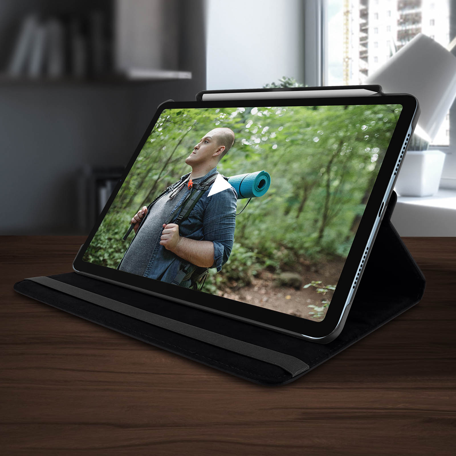 Tablet con immagine panoramica sullo schermo, su superficie in legno scuro.