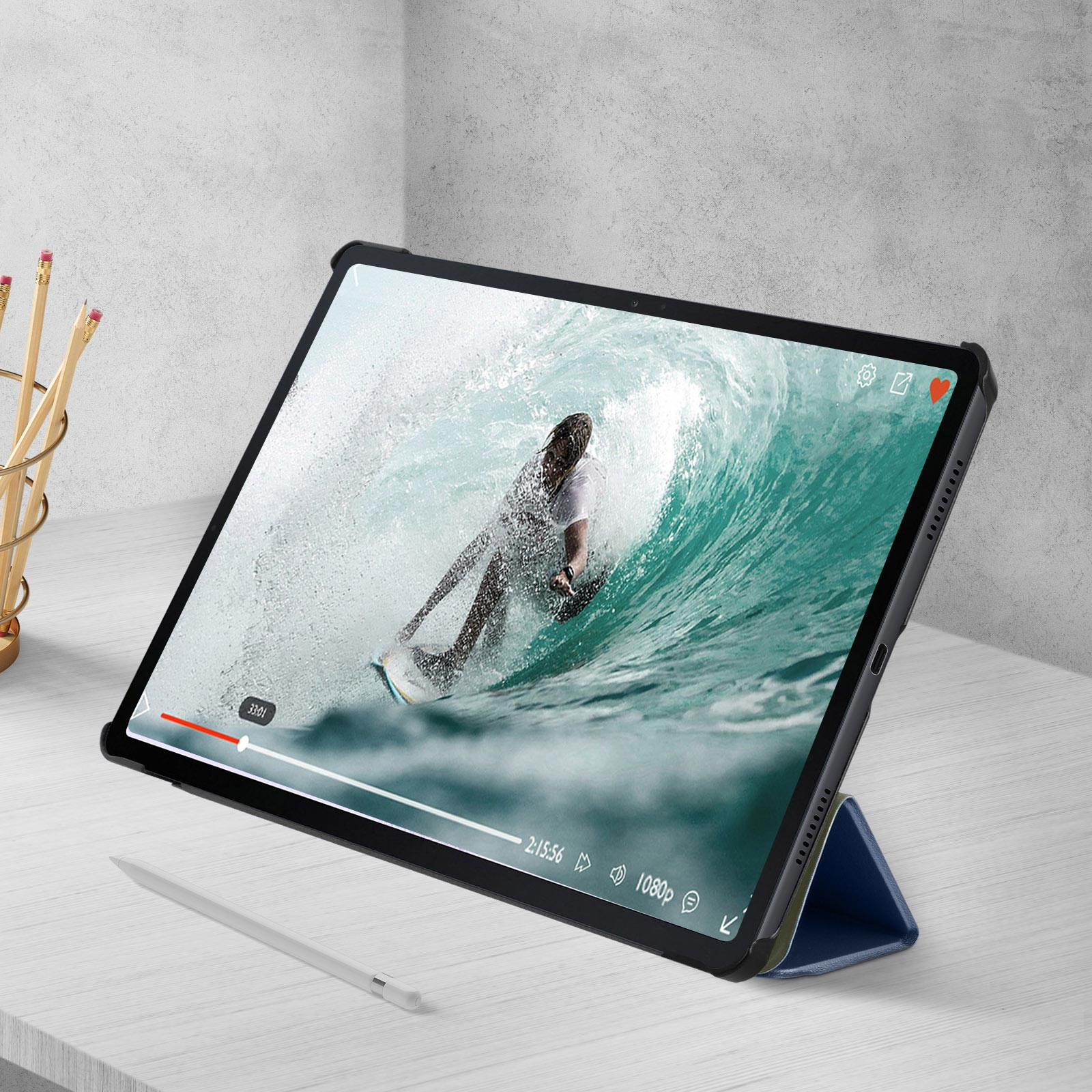 Tablet che mostra un video di un surfista, su un tavolo di legno.