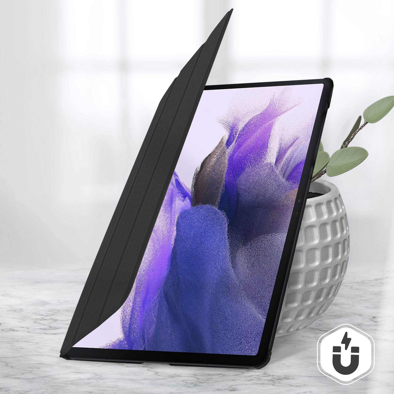 Tablet con una cover nera. La cover è aperta e mostra lo schermo e una pianta.