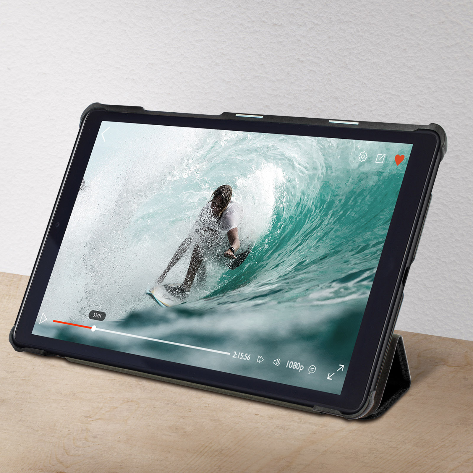 Tablet che riproduce un video di un surfista in un'onda. Il tablet è in una custodia nera.