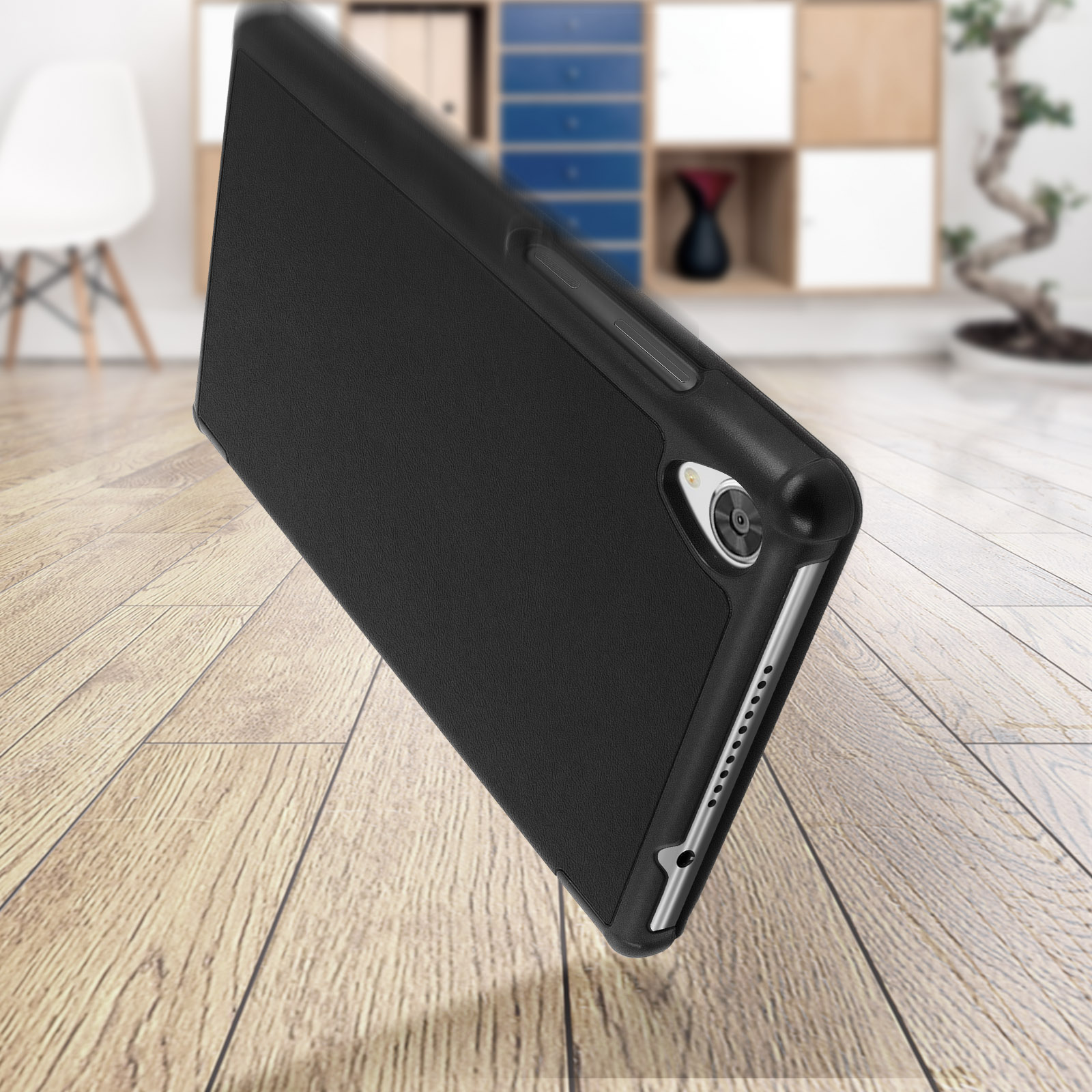 Custodia per tablet nera, angolata su una superficie di legno. La custodia è chiusa, mostrando il retro.