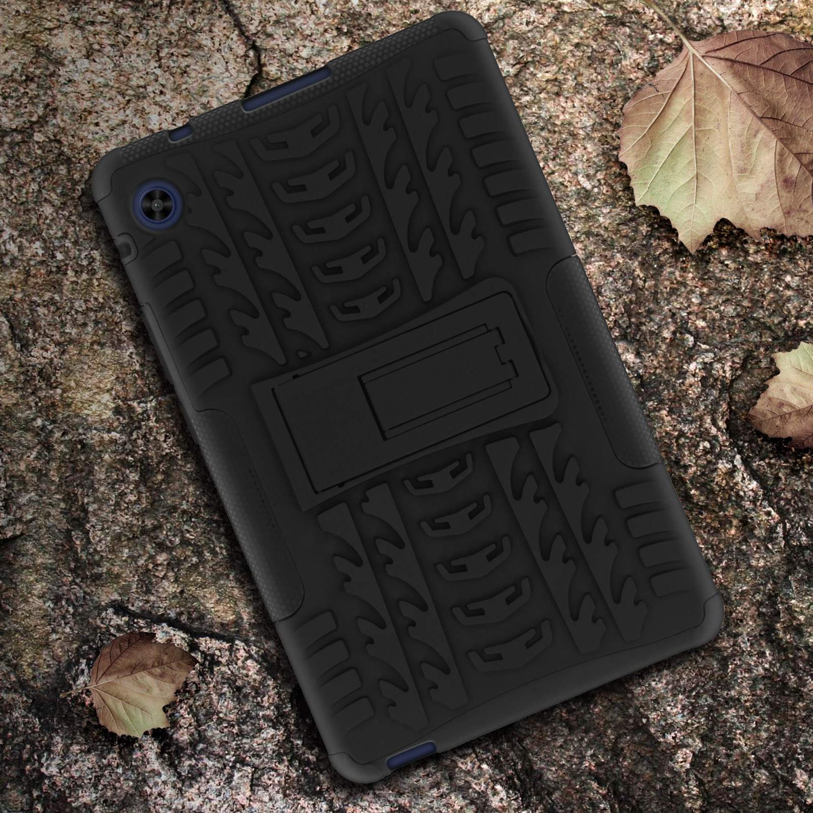 Schwarze Tablet-Hülle mit Ständer auf Stein.