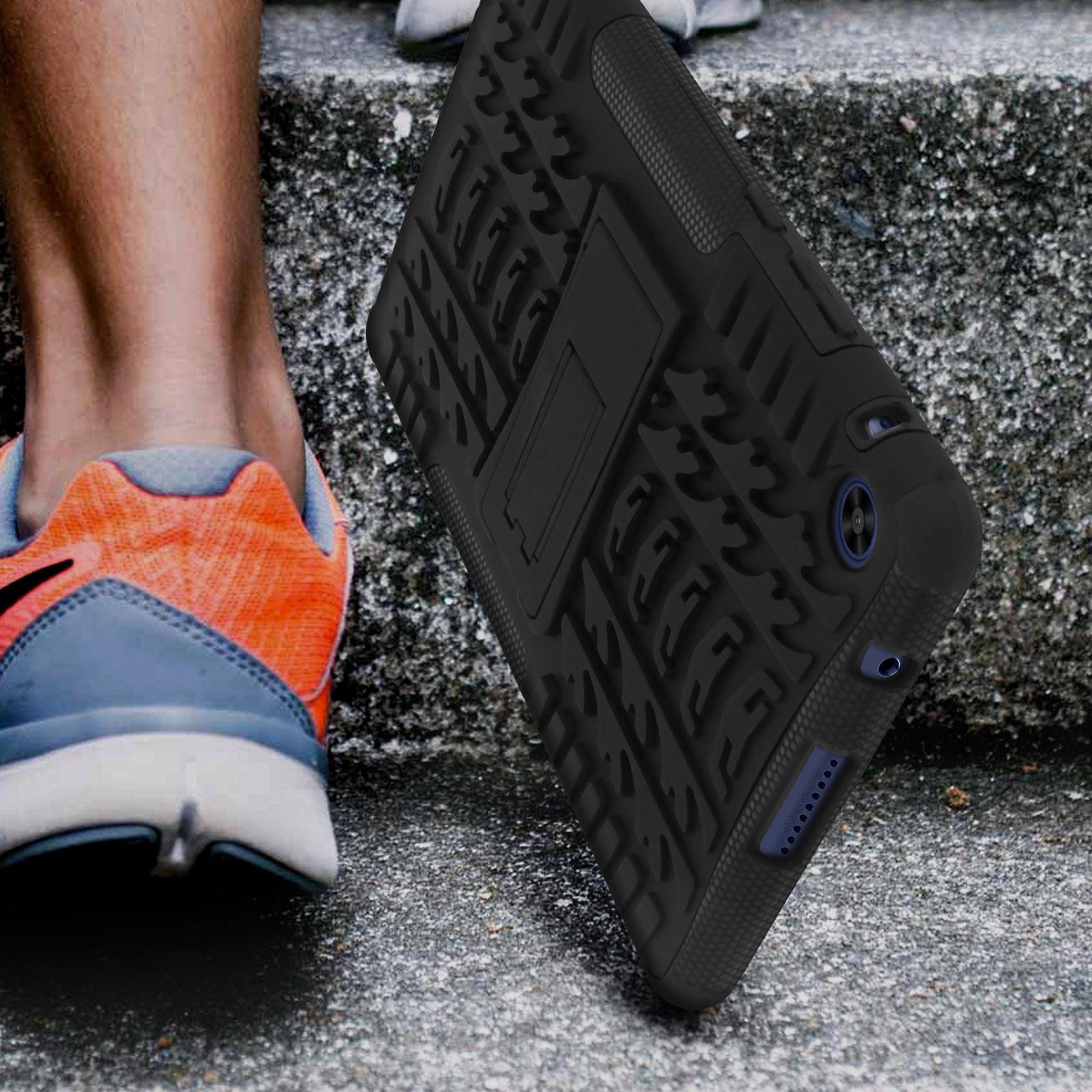 Eine schwarze, robuste Tablet-Hülle mit Ständer. Jemand mit Laufschuhen ist in der Nähe.