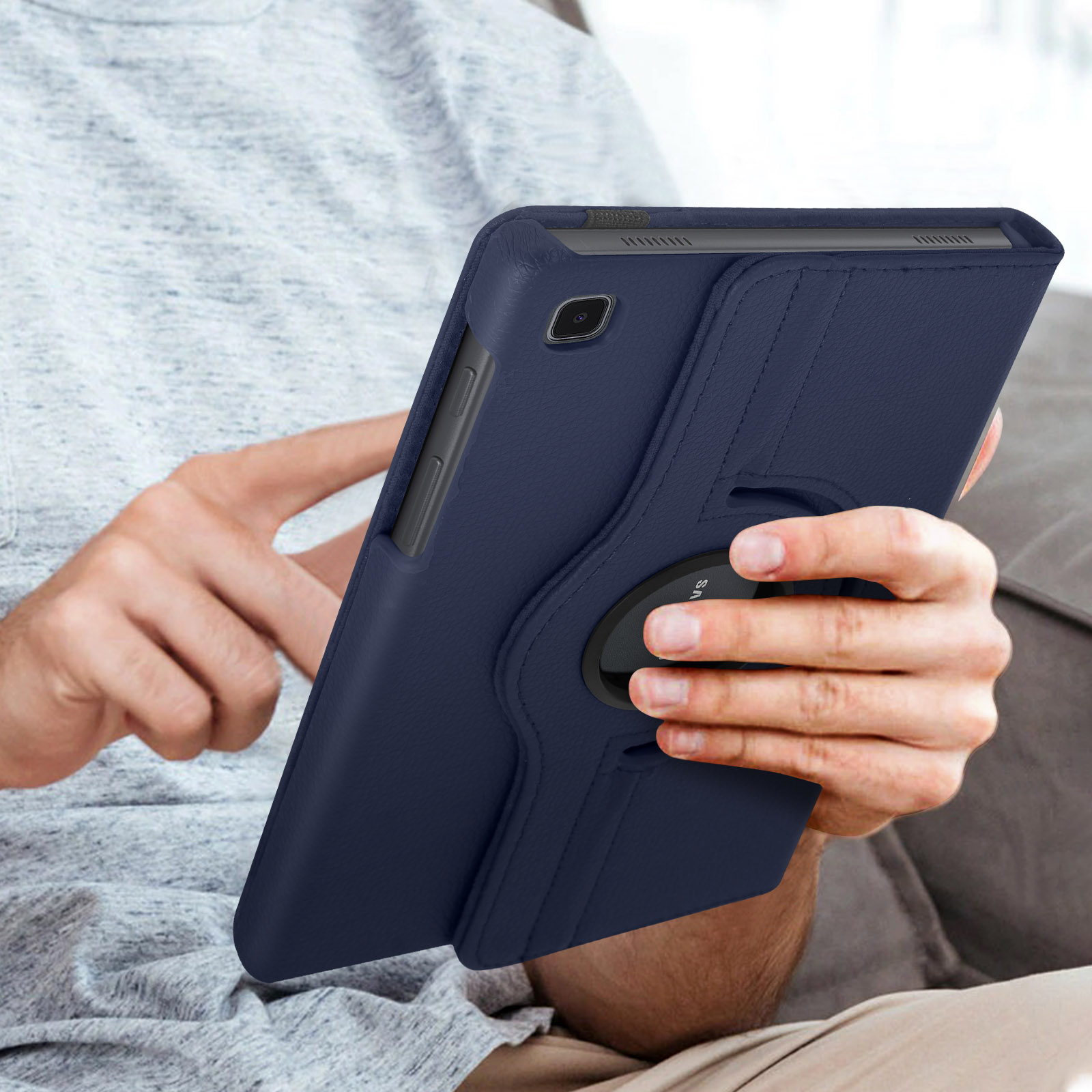 Una persona tiene in mano un tablet blu in una custodia. Un anello rotante è visibile.