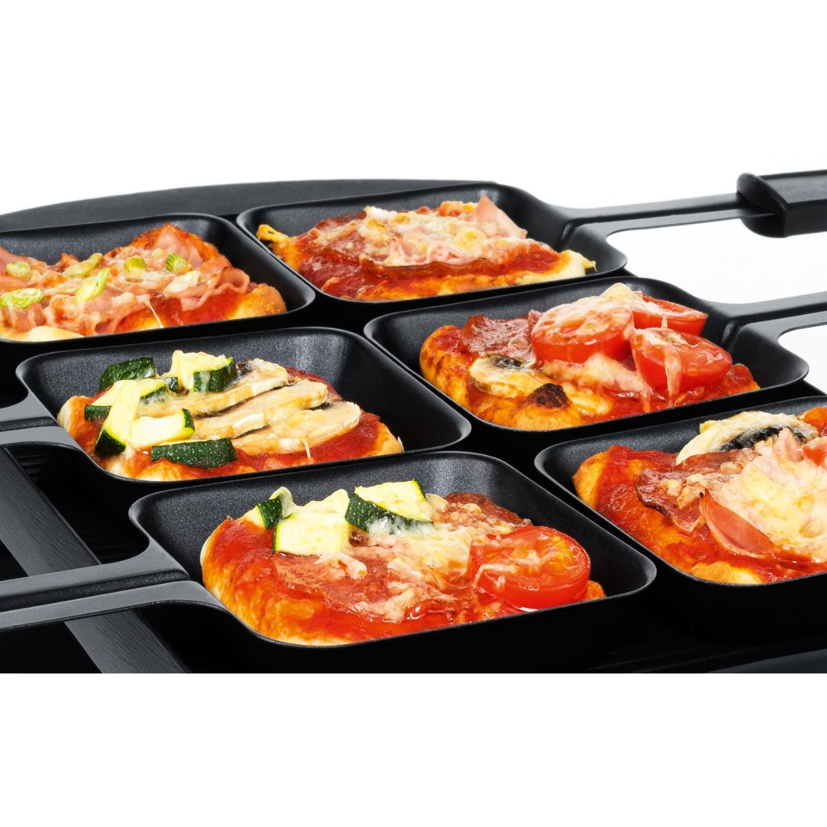 Ein Raclette-Grill mit sechs Pfannen, jede mit einer kleinen Pizza.