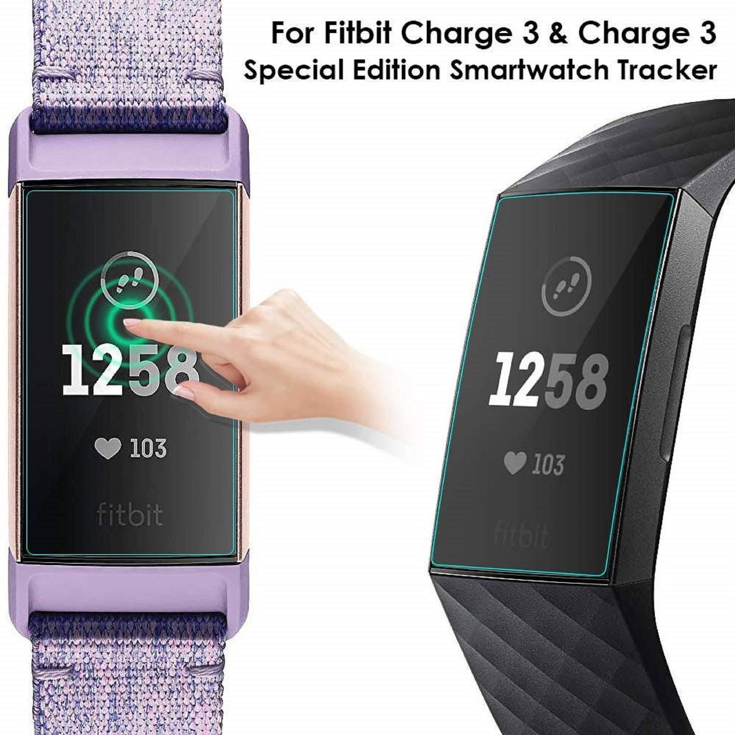 Zwei Smartwatches, die linke zeigt 1258 und eine Hand berührt sie.