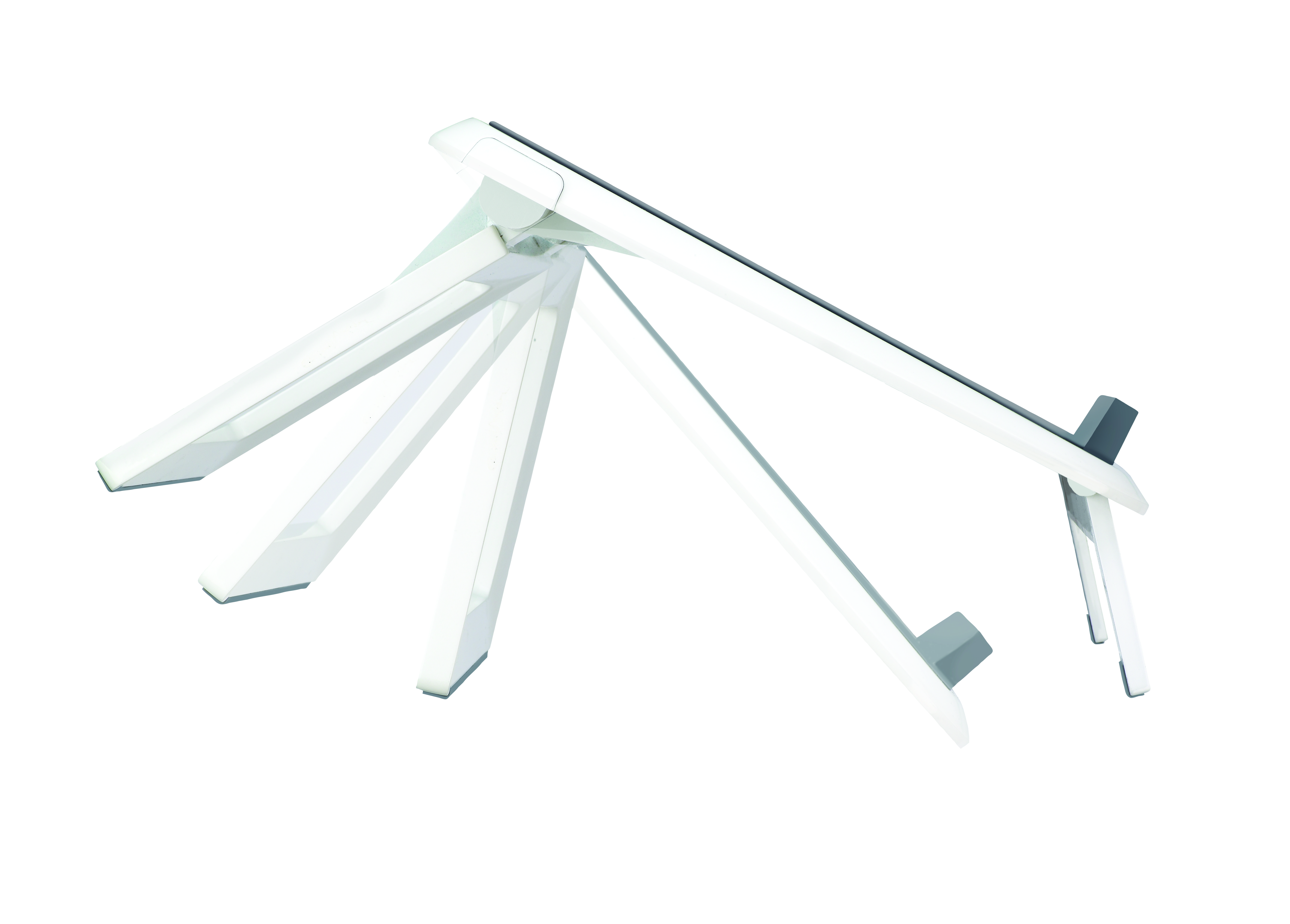 Białe biurko z składanymi sekcjami, pod kątem na białym tle.