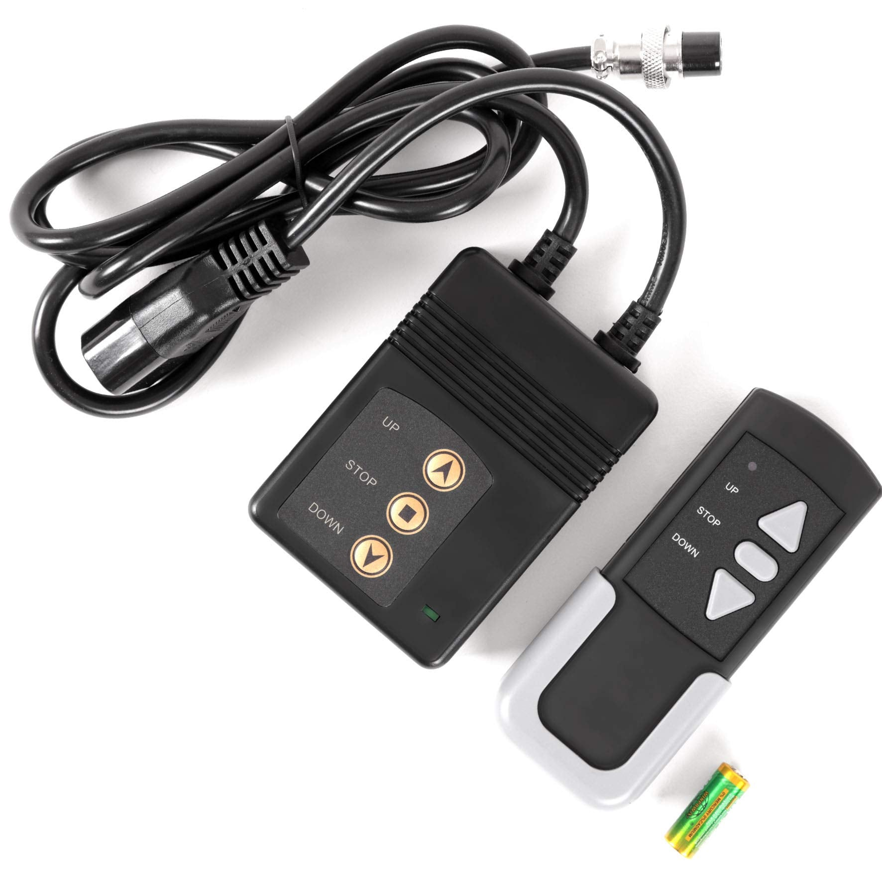 Schwarze Steuerbox mit Knöpfen, Fernbedienung und Kabel. Eine Batterie liegt daneben.