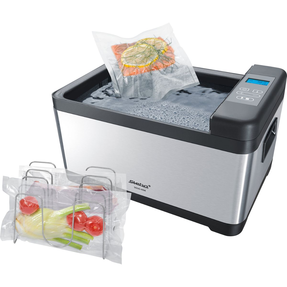 Ein Sous-Vide-Gerät mit Lebensmitteln in Beuteln. Daneben ein Gestell mit Gemüse in Beuteln.