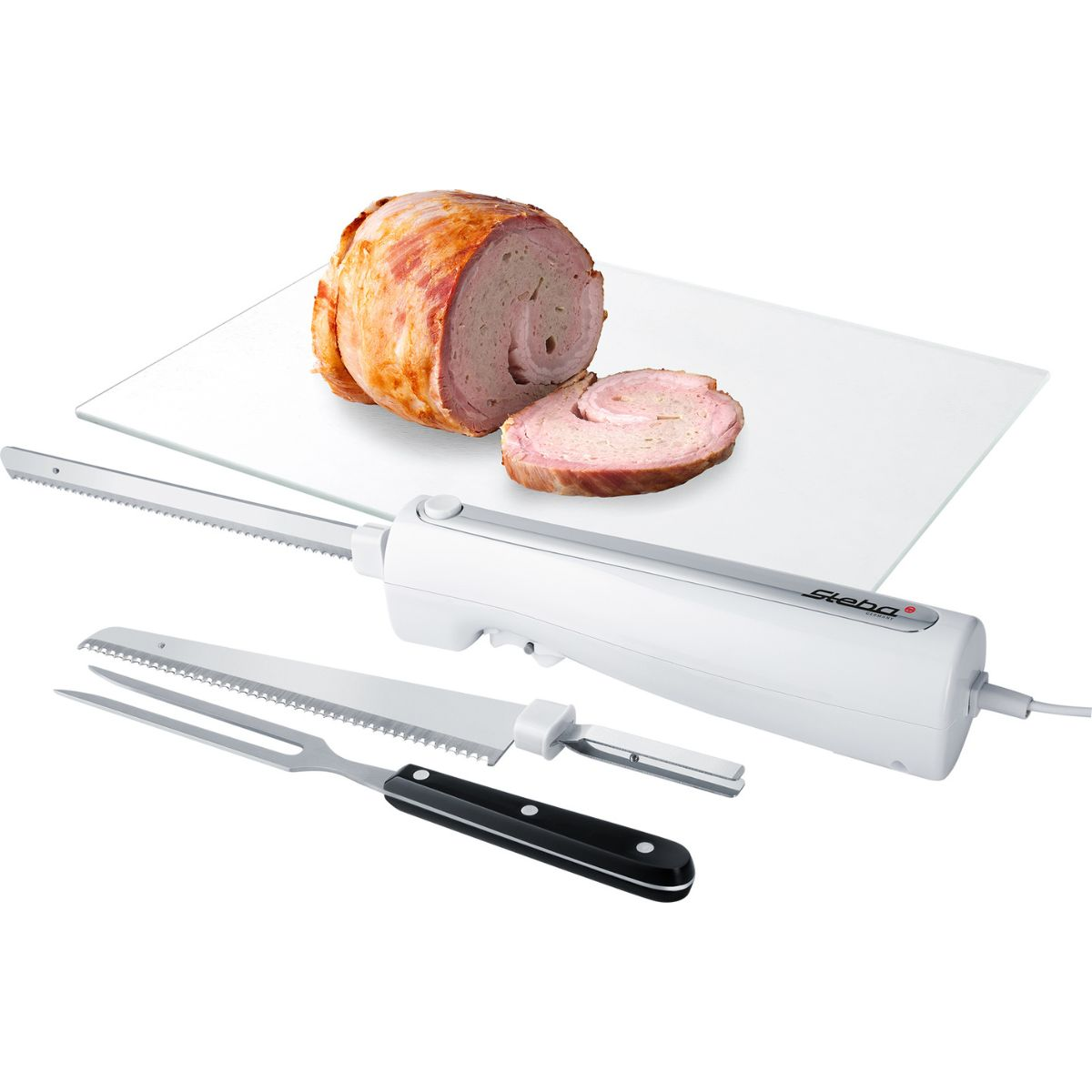 Un coltello elettrico per affettare e un pezzo di carne cotta su un tagliere di vetro. I coltelli sono bianchi e neri.