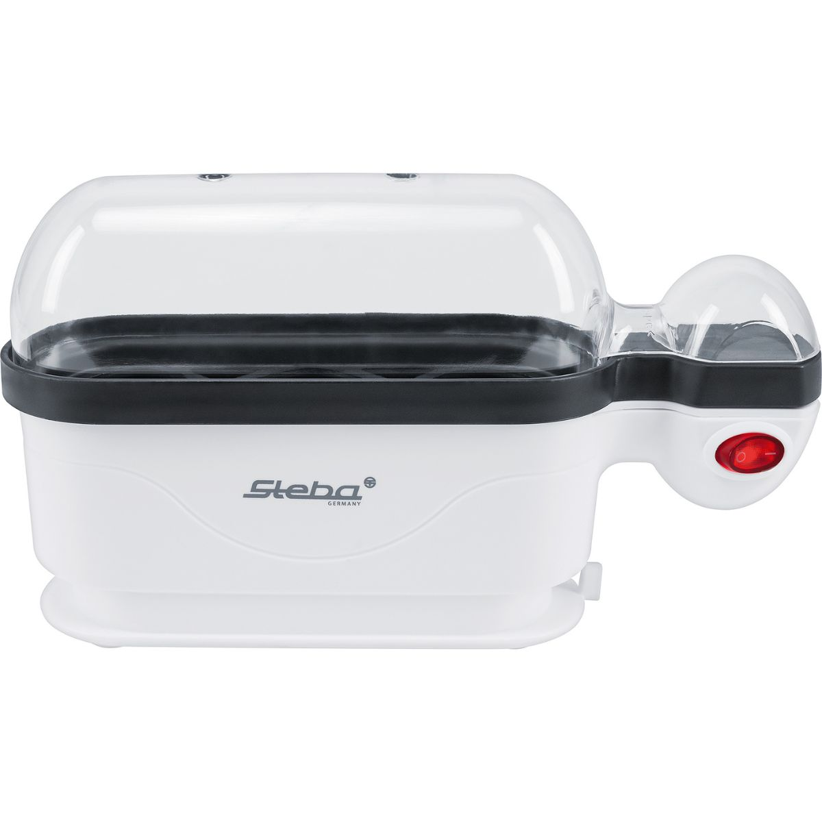 Białe urządzenie do gotowania jajek z przezroczystą pokrywą i czerwonym przyciskiem zasilania. Na białym tle.