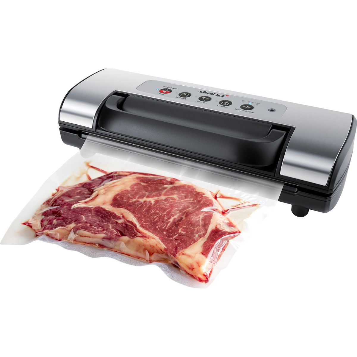Vakuumiergerät mit Steak in klarer Tüte.