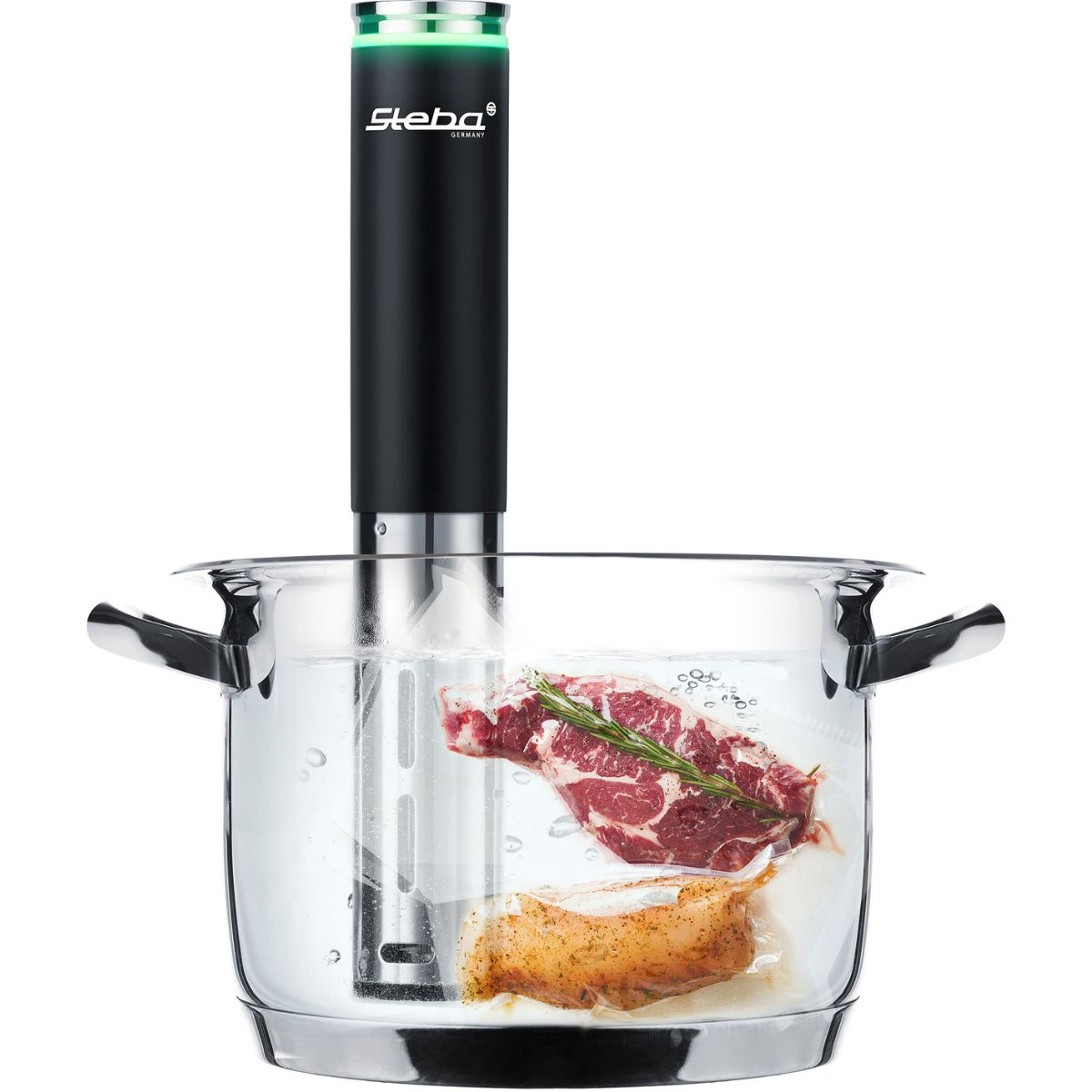 Sous-Vide-Gerät in einem Topf. Fleisch und Gemüse in Beuteln im Wasser.