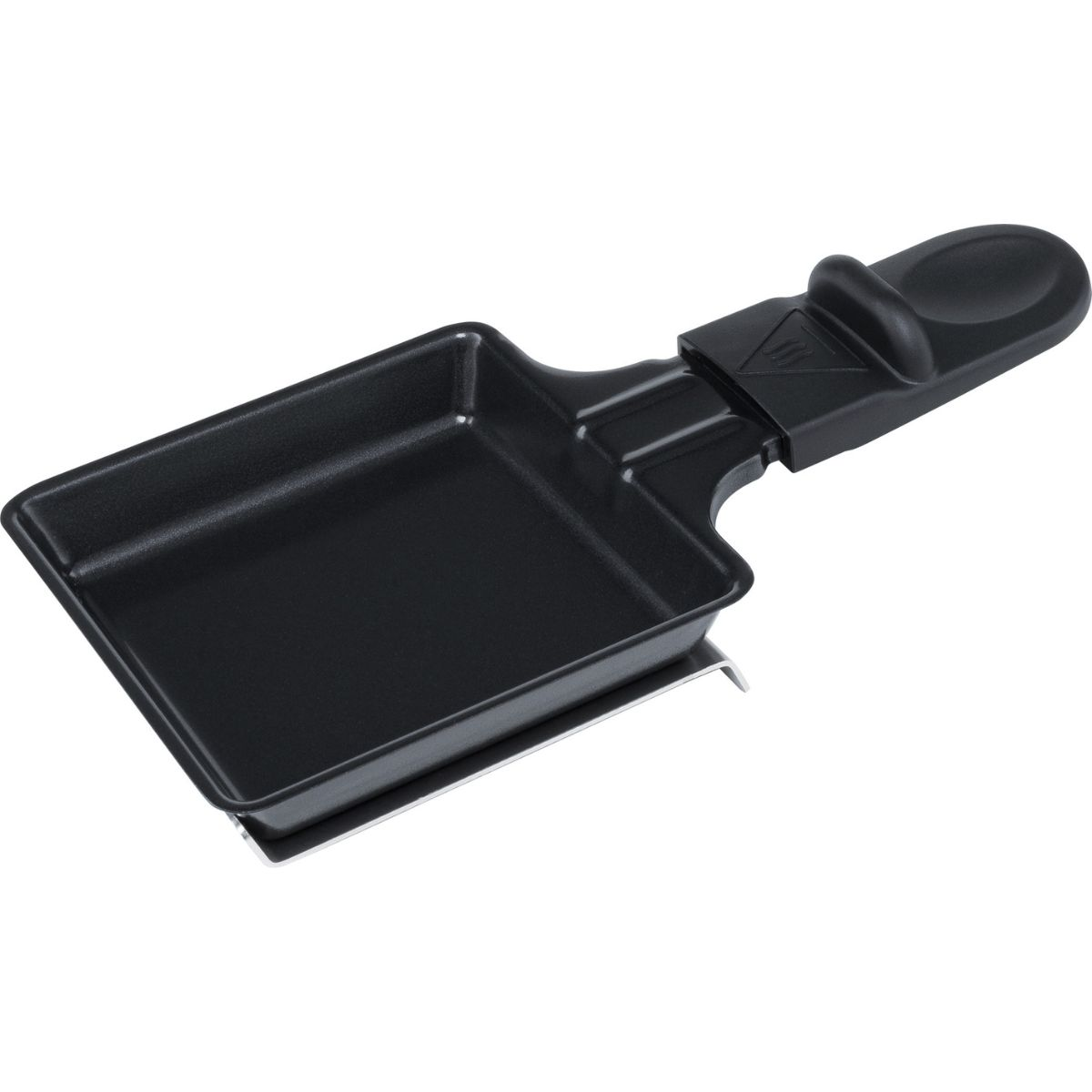 Schwarze Raclette-Pfanne mit Griff, auf einem Metallständer, schräge Ansicht, isoliert auf Weiß.