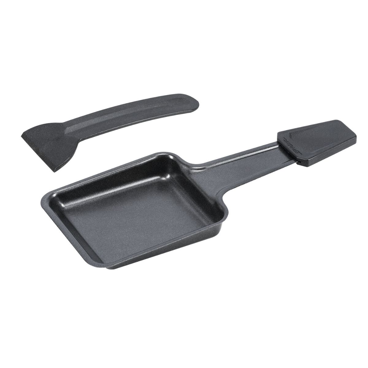 Padella per raclette e raschietto su sfondo bianco, per cucinare formaggio.