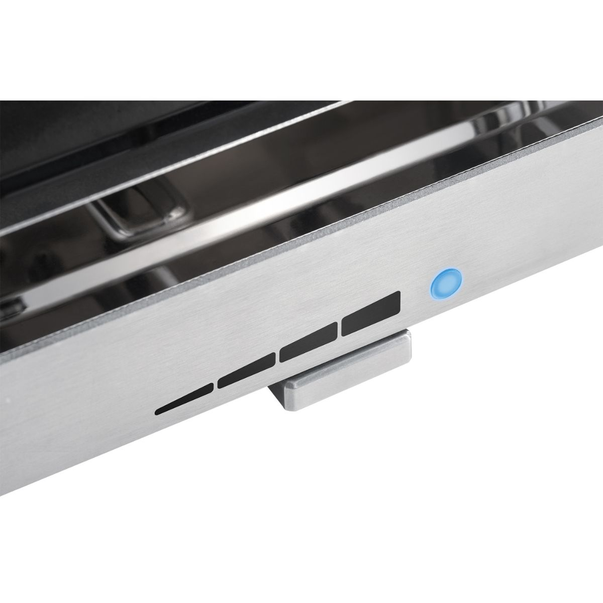 Primo piano di un elettrodomestico da cucina argentato con un piccolo pulsante blu illuminato e un cursore.