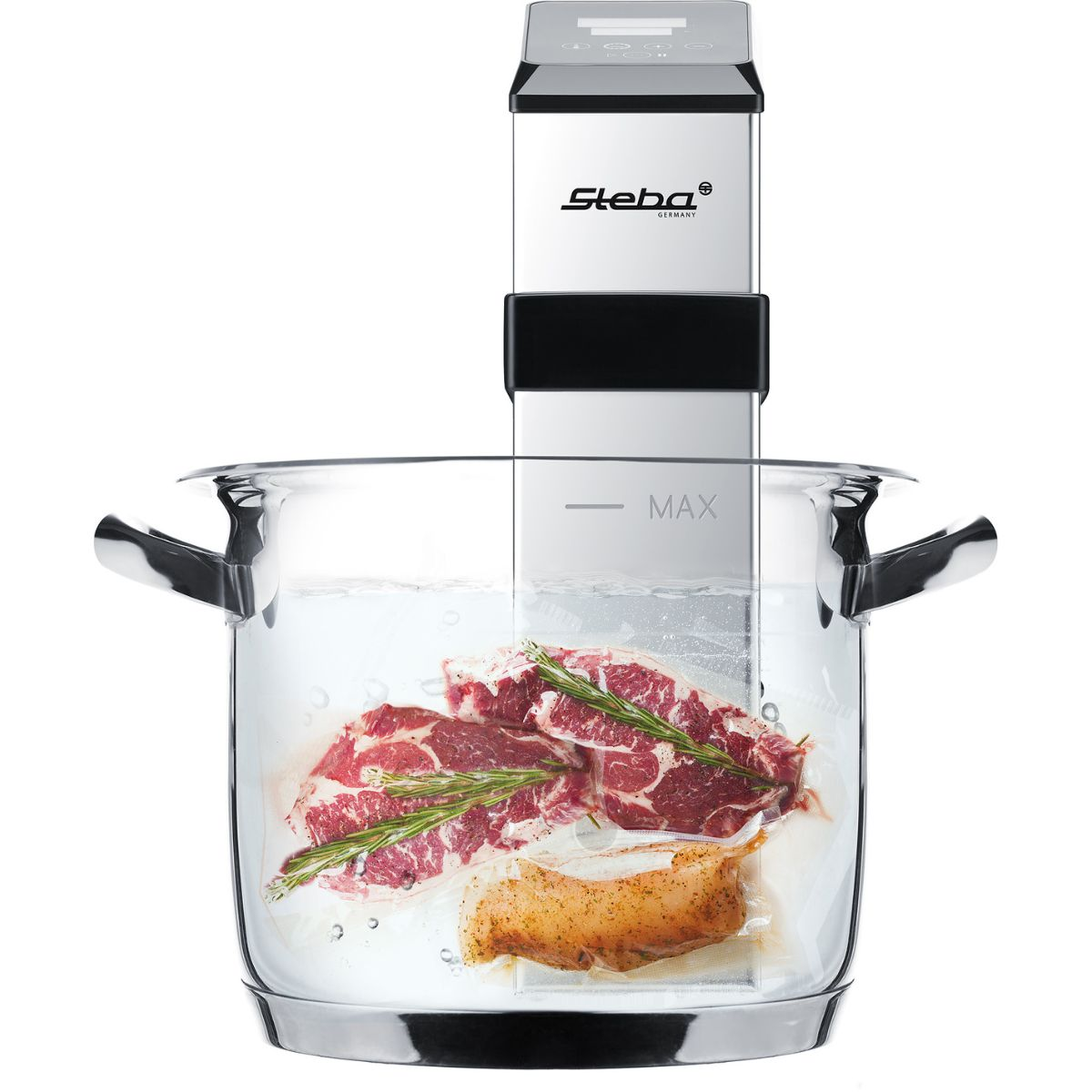 Sous-Vide-Maschine mit Fleisch und Kräutern, die in Wasser kochen, Glas Topf, weißer Hintergrund.