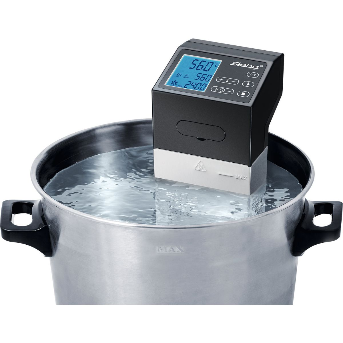 Schwarzer und silberner Sous-Vide-Tauchzirkulator in einem Topf mit Wasser. Das Display zeigt 56,0 °C.