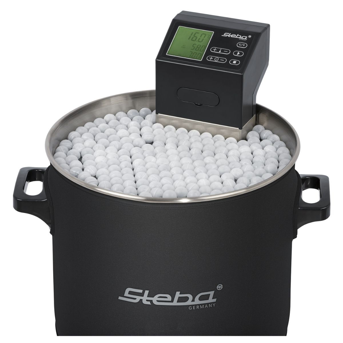 Ein schwarzer Topf mit einem digitalen Steba Sous-Vide-Gerät. Weiße Kugeln sind im Topf.
