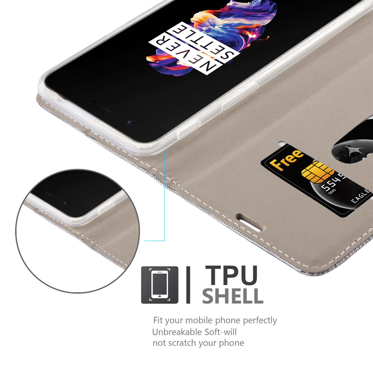 Telefon mit geöffneter Hülle, zeigt eine Karte und einen Telefonbildschirm. Text 'NEVER SETTLE'.