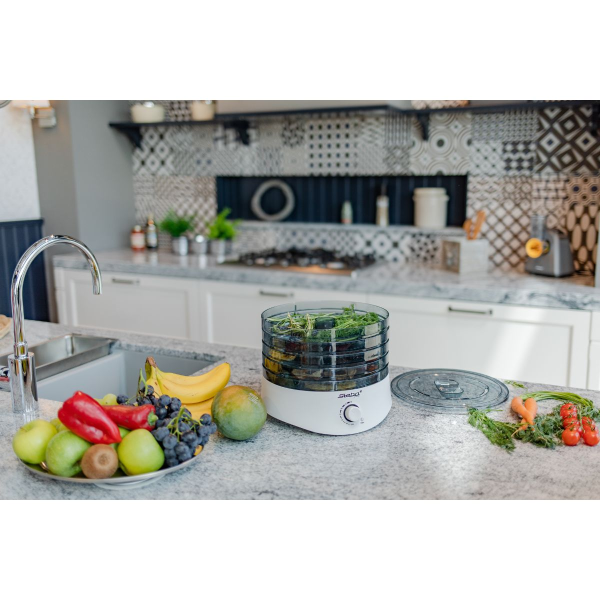 Un déshydrateur alimentaire avec divers fruits et légumes.