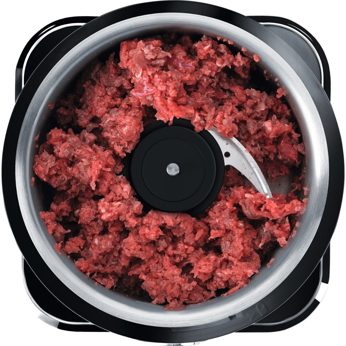 Vista dall'alto di una ciotola di un robot da cucina piena di carne rossa macinata. Una lama è dentro.