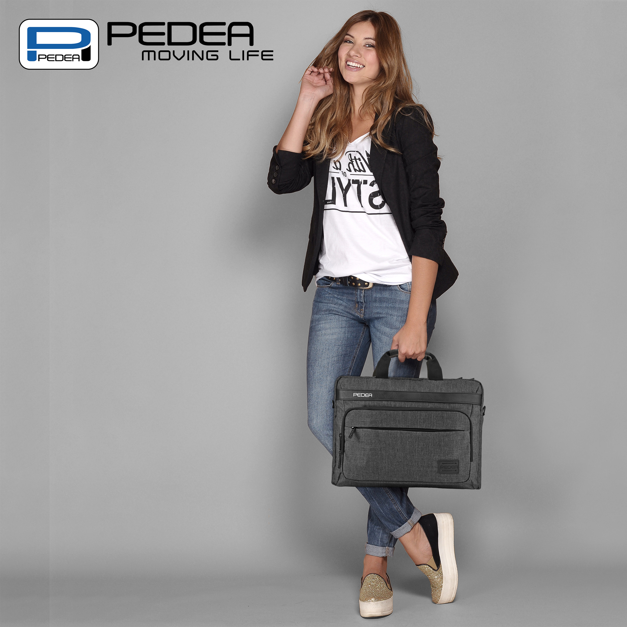 Donna che tiene una borsa, indossa jeans, blazer e camicia bianca.