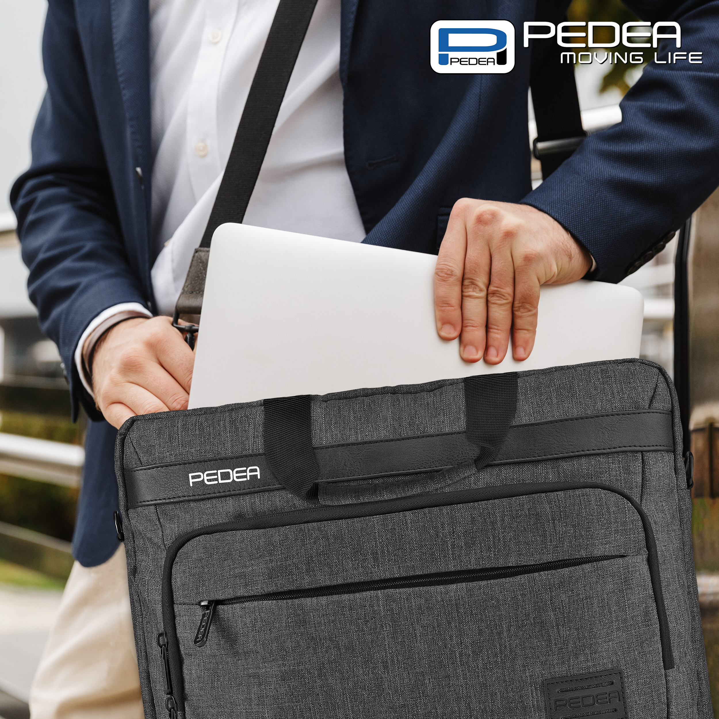 Un uomo in giacca che mette un laptop in una borsa grigia con il logo Pedea.
