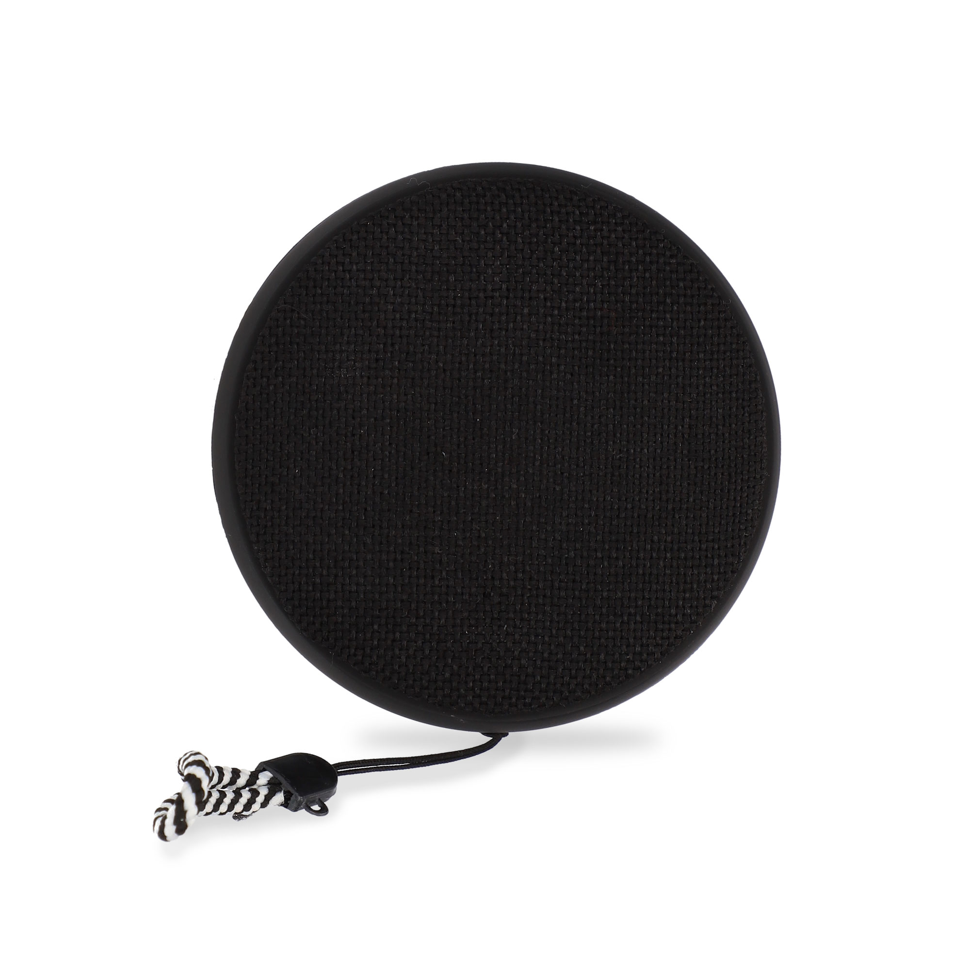 Czarny okrągły głośnik z czarno-białym przewodem. Białe tło.